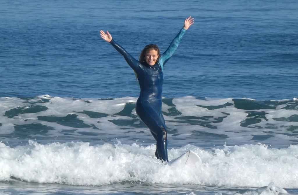 Una alumna adulta celebra un éxito en una de mis clases de surf de perfeccionamiento para adultos