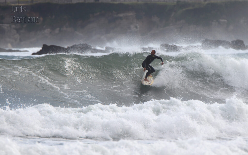 Fernando Ferrao surfeando en la playa de San Lorenzo de Gijón